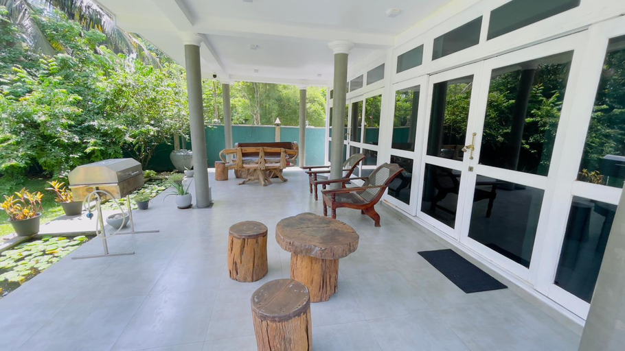 Others 4, Villa cork, Galle Four Gravets