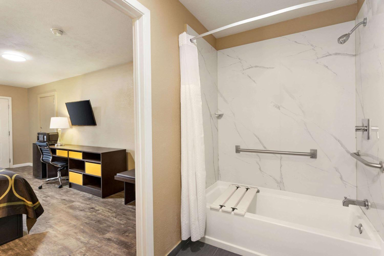 Bathroom 5, Super 8 by Wyndham Brookhaven, Lincoln