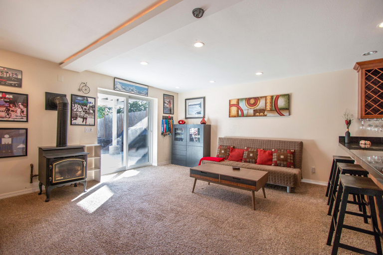 Living room 4, Northern Daylights 1 Bedroom Home by RedAwning, Klickitat