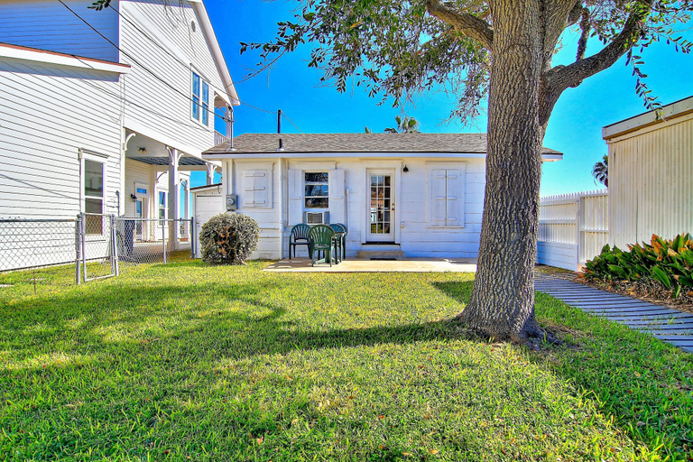 Property grounds 3, Joys Beach 1 Bedroom Cottage by RedAwning, Aransas