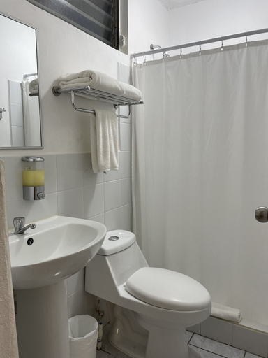 Bathroom 3, Inari Guatemala, ZONA 13