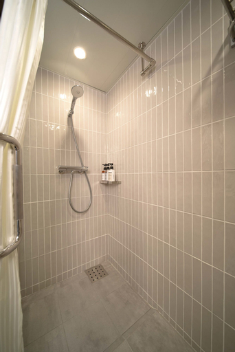 Bathroom 14