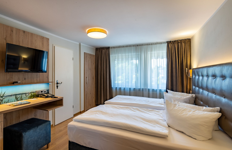 Bedroom 3, Seehotel Fährhaus, Ammerland