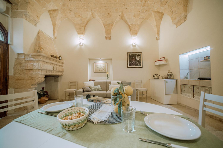 Others 4, B&B Antichemura, Brindisi