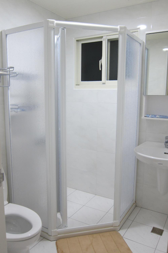 Bathroom 2, 火車頭民宿 新北市民宿205號, New Taipei City