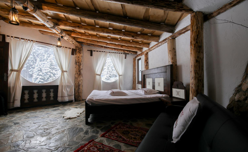 Bedroom 2, Odai din Plai, Fundata