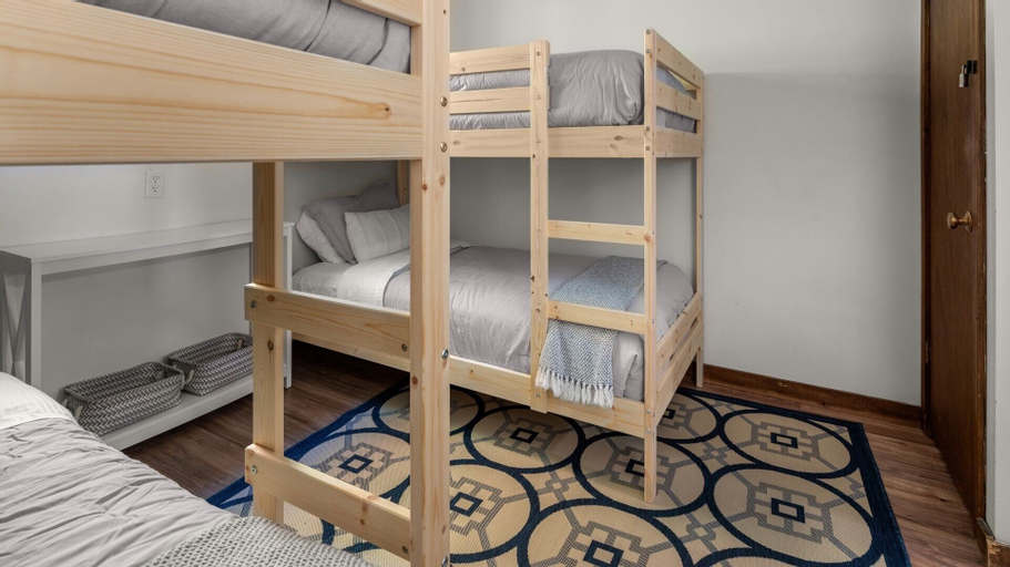 Bedroom 3, 57 North Lynx 3 Bedroom Condo by RedAwning, Washington