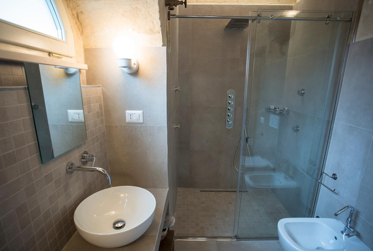 Bathroom 3, Palazzo Montemurro, Matera