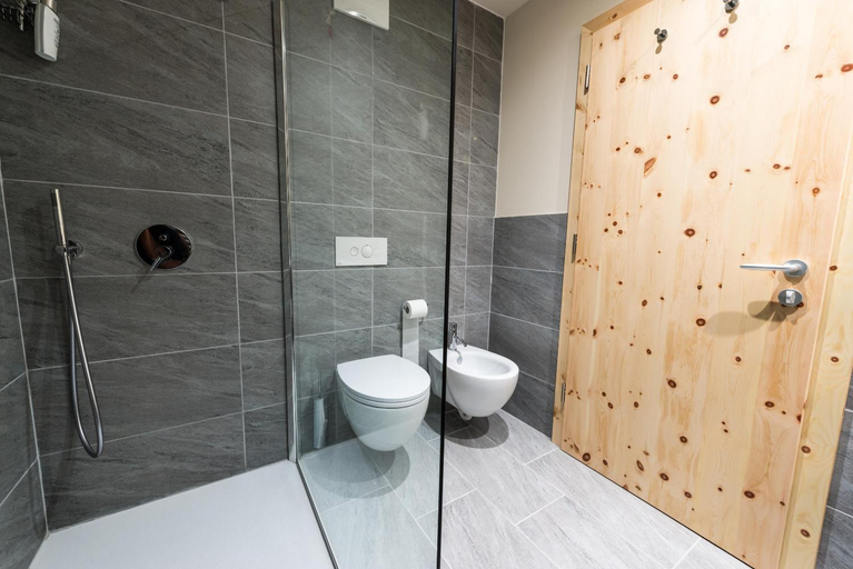 Bathroom 2, Hotel Fontanella, Trento