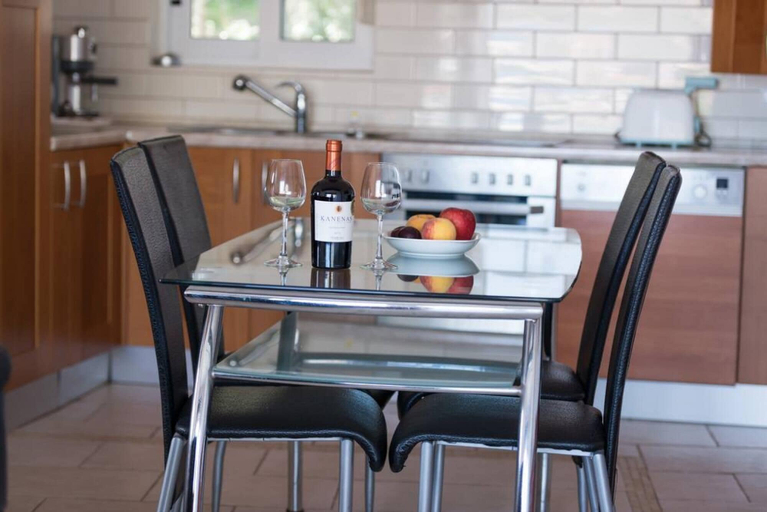Room 4, Agia Efimia seaside 2b/r apartment, Ionian Islands