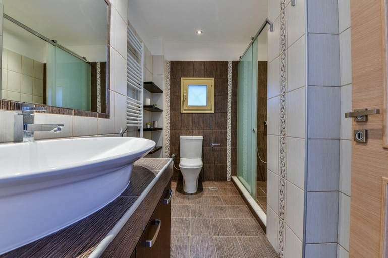 Bathroom 4, Infinite Blue Epidavros, Peloponnese