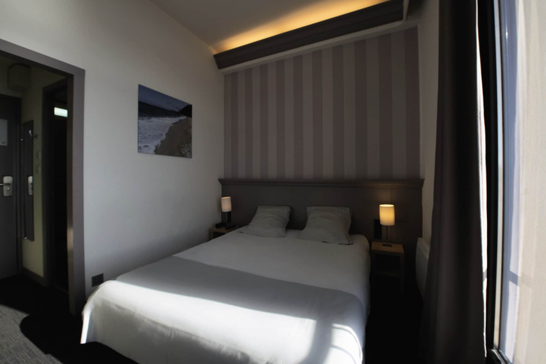 Bedroom 3, Hôtel Morgat Le Grand Hôtel De La Mer, Finistère