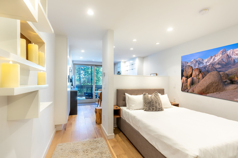 Room 4, Modern Hotel-Style Studio - Timber Creek Lodge #210 by RedAwning, Placer