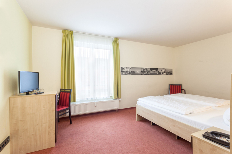 Bedroom 3, Hotel Mit-Mensch, Berlin