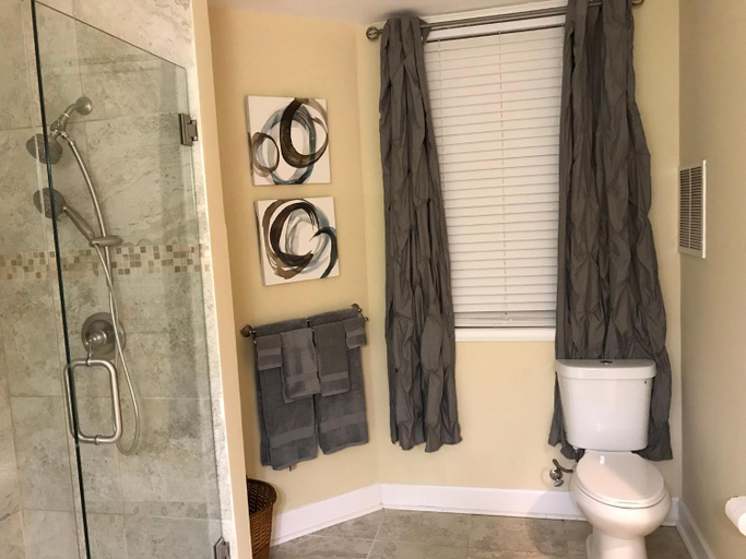 Bathroom 2, Elegant Jewel Sports Event Hosting, DeKalb