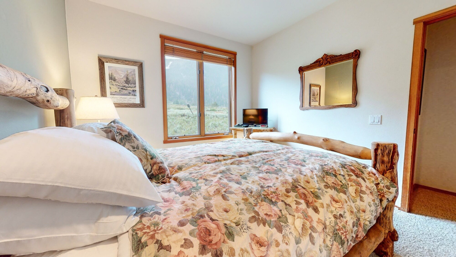 Room 3, Snowcreek V #757 5 Bedroom Condo by RedAwning, Mono