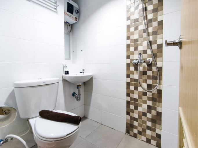 Bathroom 5, Good Choice and Homey Studio at The Alton Apartment By Travelio, Semarang