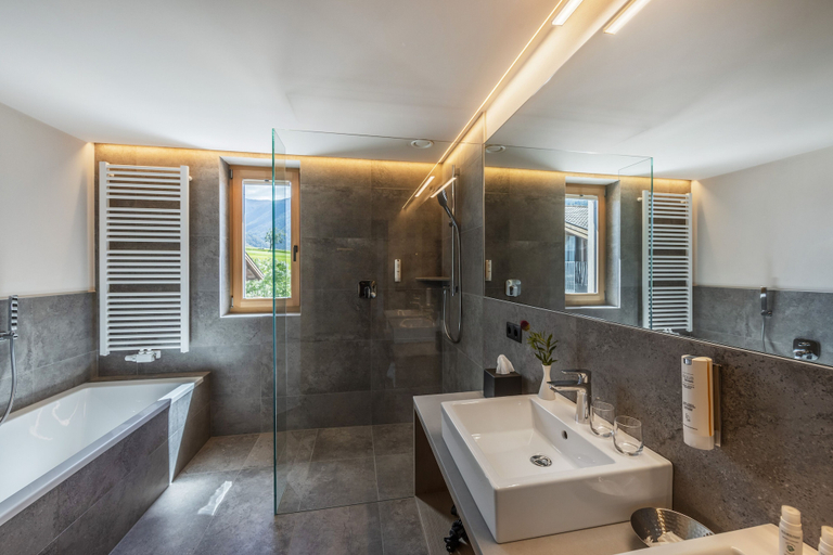 Bathroom 5, Maraias Luxury Suites & Apartments, Bolzano