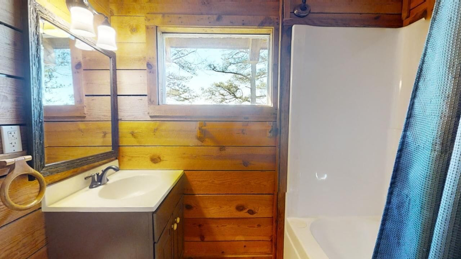 Bathroom 4, Chelle's Sanctuary, Blount