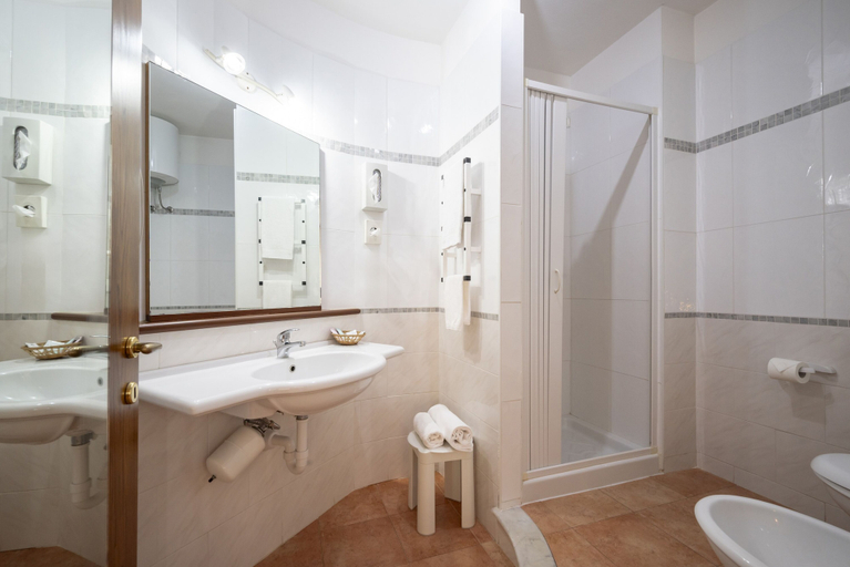 Bathroom 4, Lola Piccolo Hotel and Apartments, Grosseto