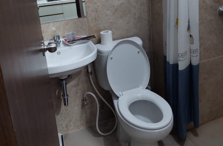 Bathroom, Transpark Bintaro Apartment by Ensy, Tangerang Selatan