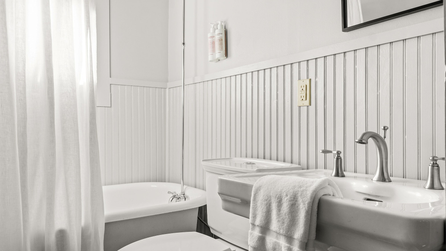 Bathroom 3, Callicoon Hills, Sullivan