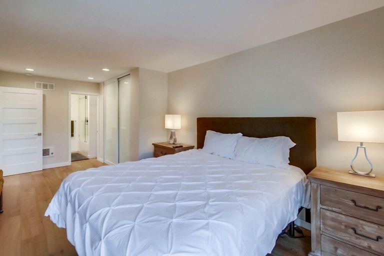 Room 3, Luxury Ocean View Condo features Direct Access to Beach SBTC331 by RedAwning, San Diego
