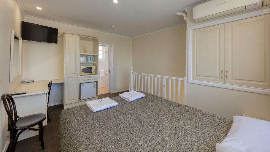 Bedroom 2, Coachman Hotel Motel, Parkes