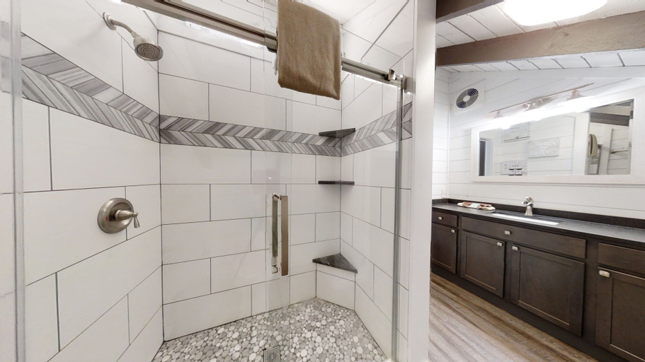 Bathroom 3, Bigfoots Hideaway, Sevier