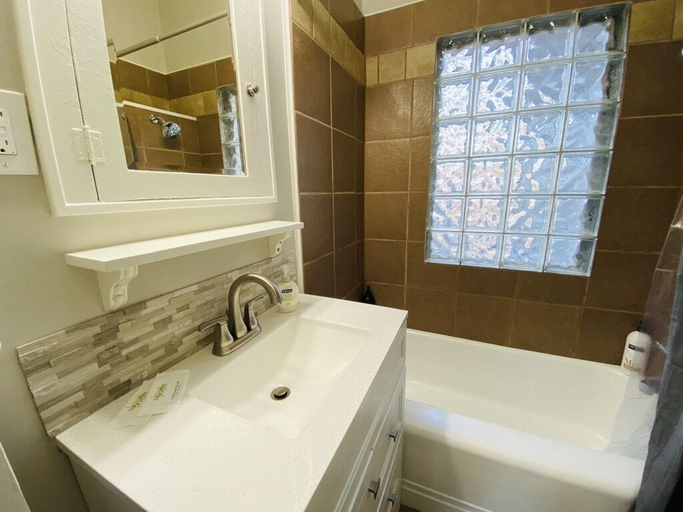 Bathroom 4, Stunning Bungalow Next to Unc - Free Cruiser Bikes!, Weld