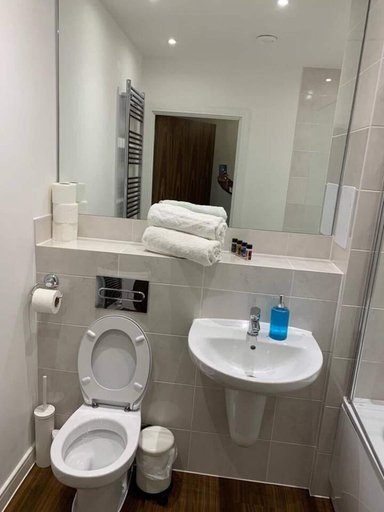 Bathroom 2, Stunning 2-bed Apartment in Grays, Thurrock