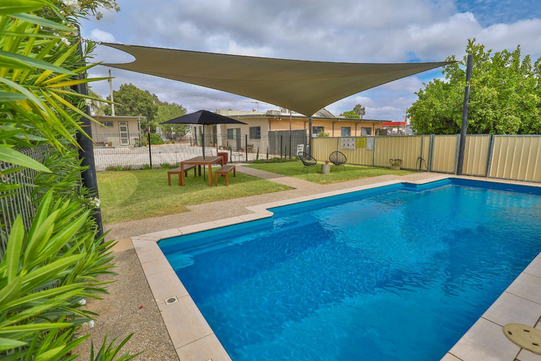 Sport & Beauty 2, Robinvale Bridge Motel, Swan Hill - Central