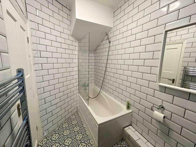 Bathroom 4, Cool 2 Bed House Hornchurch, Arcade Games, Parking, London