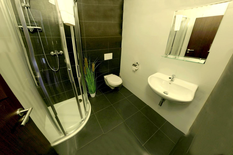 Bathroom 3, Stirinska stodola u Prahy, Praha - východ