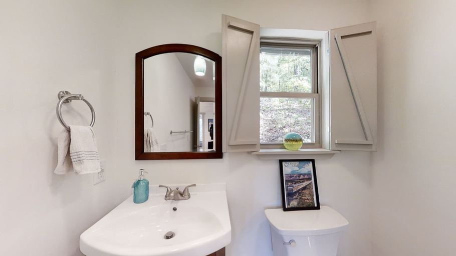 Bathroom 4, Happy Camper, Sevier