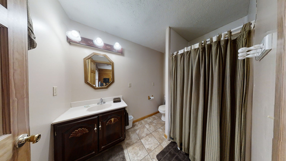 Bathroom 2, Heaven's Door, Sevier