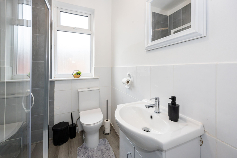 Bathroom 2, Charming 4-bed Guest House in Salford, Manchester