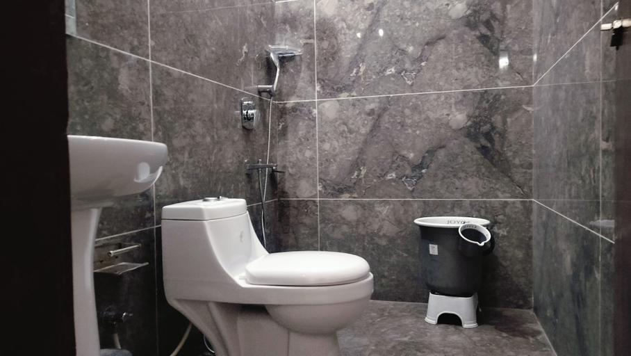 Bathroom 3, Baikunth Home Stays, Chamba
