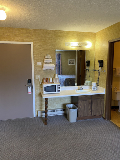 Others 5, Burr Oak Motel, Kossuth