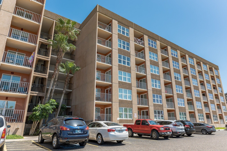 Exterior, Charming 1 Bedroom, 3 Minute Walk To The Beach Condo by RedAwning, Cameron