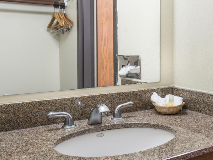 Bathroom 3, Twin Cities Inn, Mounds View, Ramsey