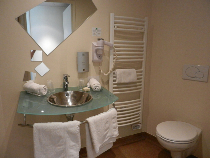 Bathroom 3, L'Hôtel, Eure-et-Loir