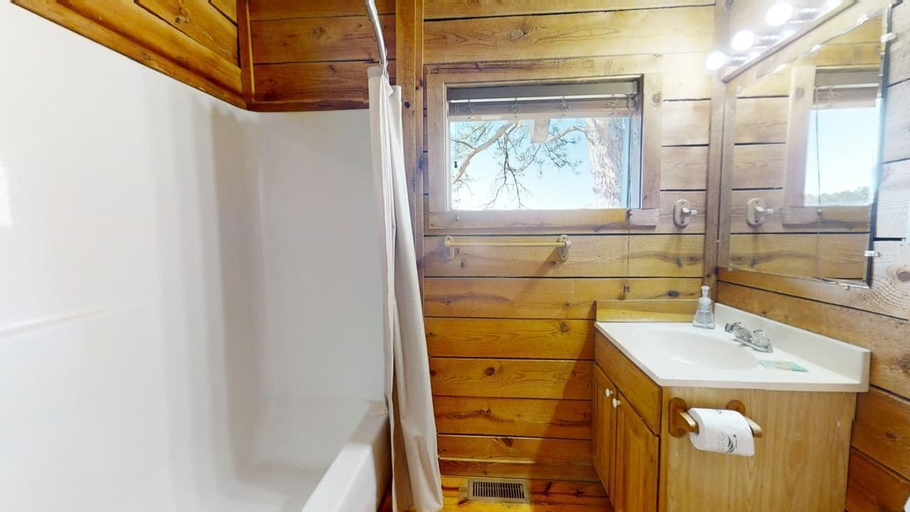 Bathroom 3, Hunter's Hideaway, Blount