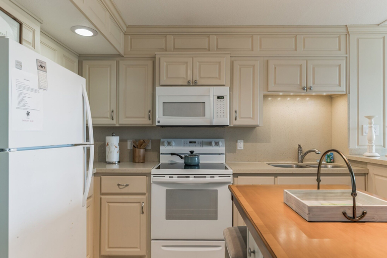 Private kitchen 4, Charming 1 Bedroom, 3 Minute Walk To The Beach Condo by RedAwning, Cameron