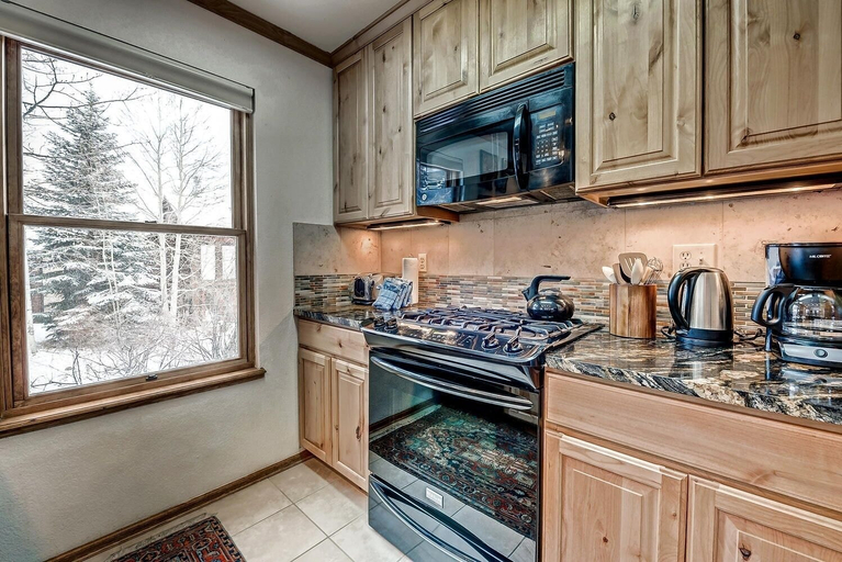 Private kitchen 5, Mountainside House 673 4 Bedroom Home by RedAwning, Summit