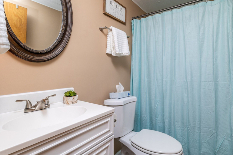 Bathroom 3, Laura's Place Cottage, Sevier