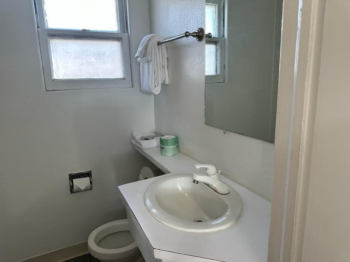 Bathroom 4, Ski's Western Motel, Cascade