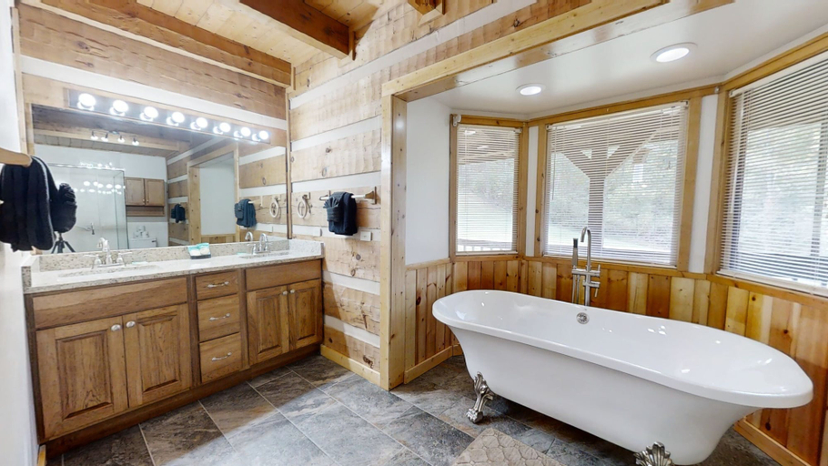 Bathroom 3, Dogwood Acre, Sevier