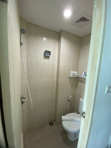 Bathroom, Osaka Riverview Apartment Studio PIK 2 by Panda Traveling, Tangerang