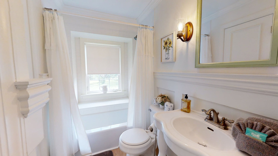 Bathroom 4, Peace of Paradise, Blount